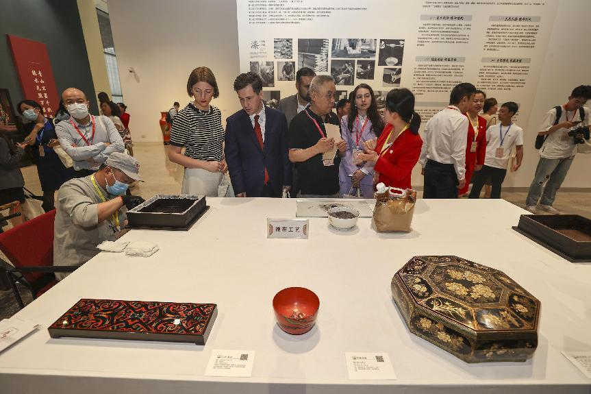 2023年5月28日，北京，推光漆器匠人為駐華使節(jié)展示技藝。
