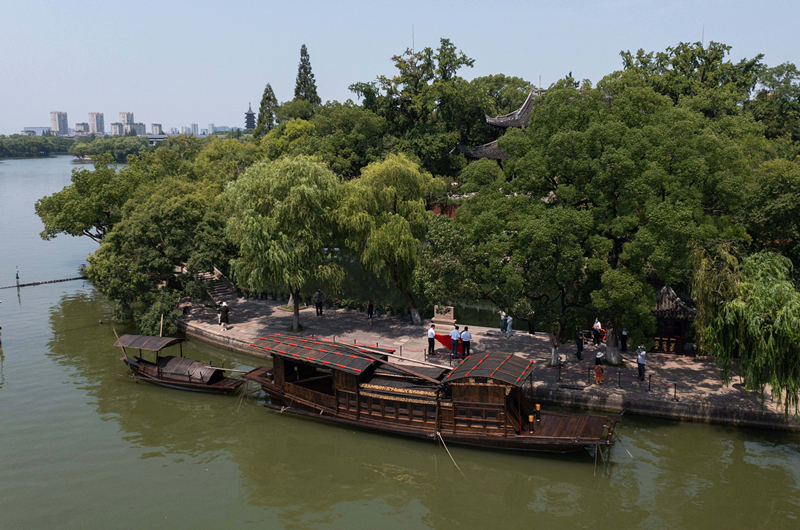 2022年7月27日，南湖紅船?？吭谡憬〖闻d市南湖旅游區(qū)的湖心島旁。
