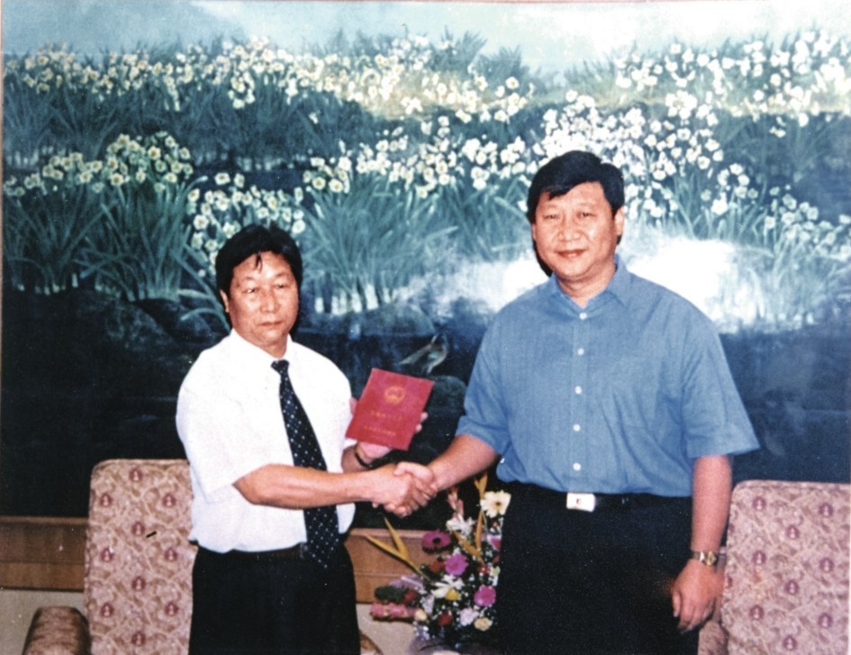 2000年7月，習(xí)近平為福建農(nóng)林大學(xué)教授林占熺頒發(fā)福建省政府“一等功”榮譽(yù)證書。圖源：《習(xí)近平在福建》（下）