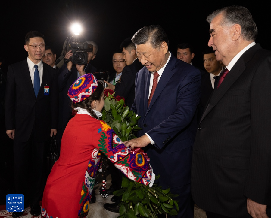 習(xí)近平抵達(dá)杜尚別開(kāi)始對(duì)塔吉克斯坦進(jìn)行國(guó)事訪(fǎng)問(wèn)