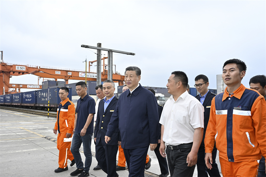 2024年4月22日至24日，中共中央總書記、國家主席、中央軍委主席習(xí)近平在重慶考察。這是22日下午，習(xí)近平在重慶國際物流樞紐園區(qū)重慶鐵路集裝箱中心站，同貨車司機、列車司機、裝卸工人、場站管理人員等親切交流。新華社記者 岳月偉 攝