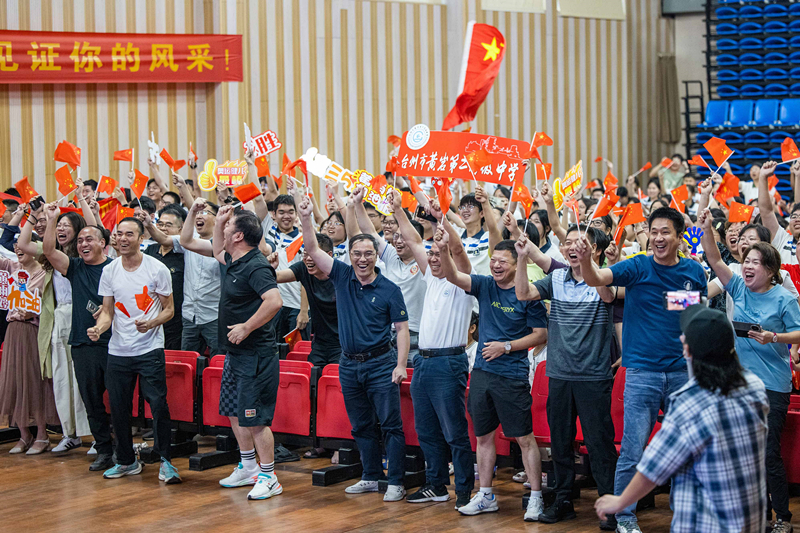 北京時間7月27日，2024年巴黎奧運會首個比賽日，在射擊10米氣步槍混合團體比賽中，中國選手黃雨婷/盛李豪獲得金牌。圖為黃雨婷的母校師生們通過收看奧運直播的方式為她加油助威。