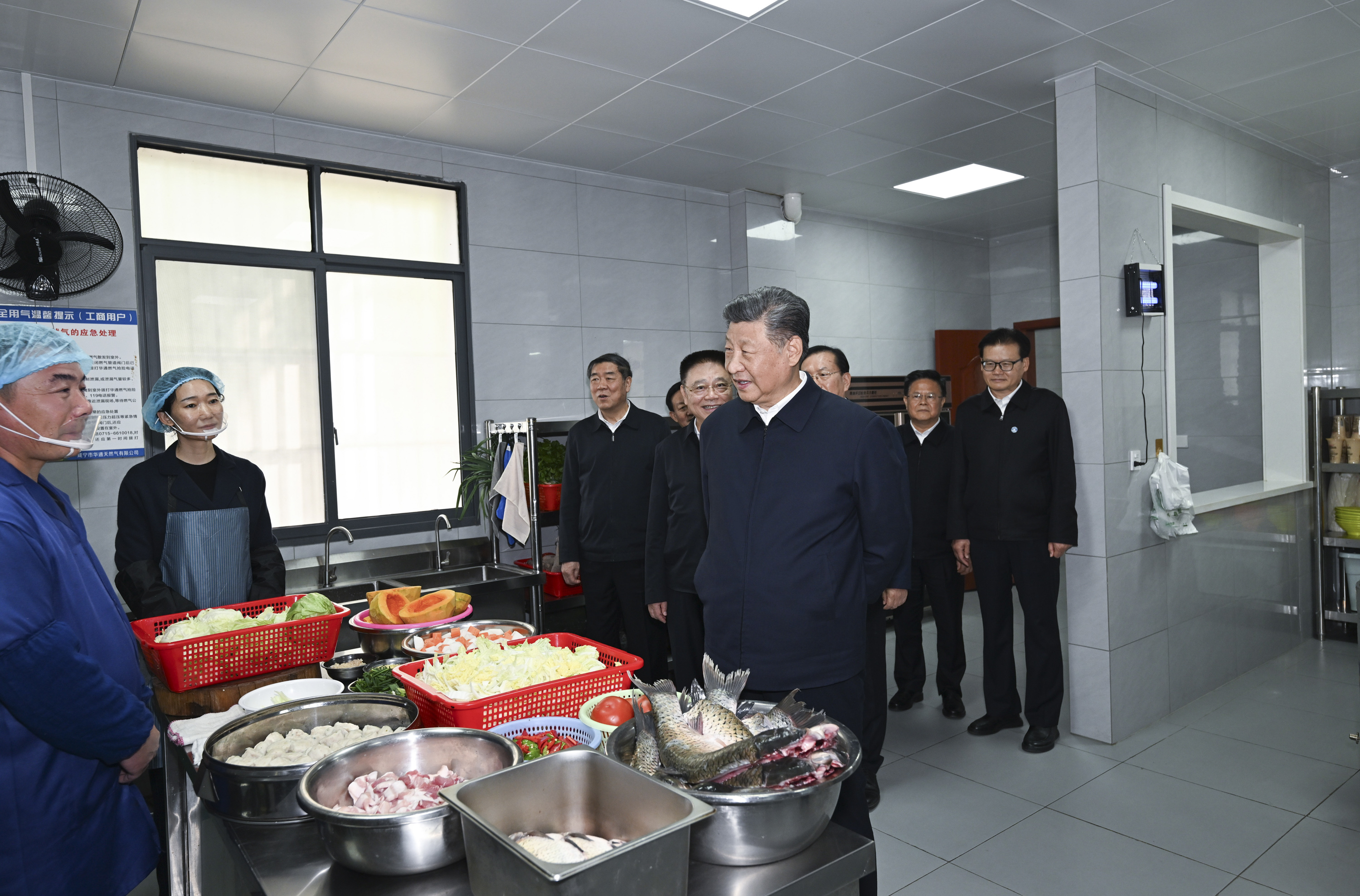 2024年11月5日，習(xí)近平總書記在湖北省咸寧市嘉魚縣潘家灣鎮(zhèn)四邑村考察。
