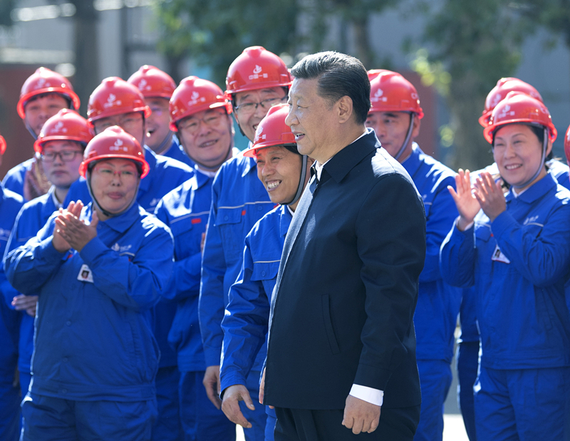 2018年9月26日，在中國一重集團(tuán)，習(xí)近平總書記走到工人中間，同大家親切交流。