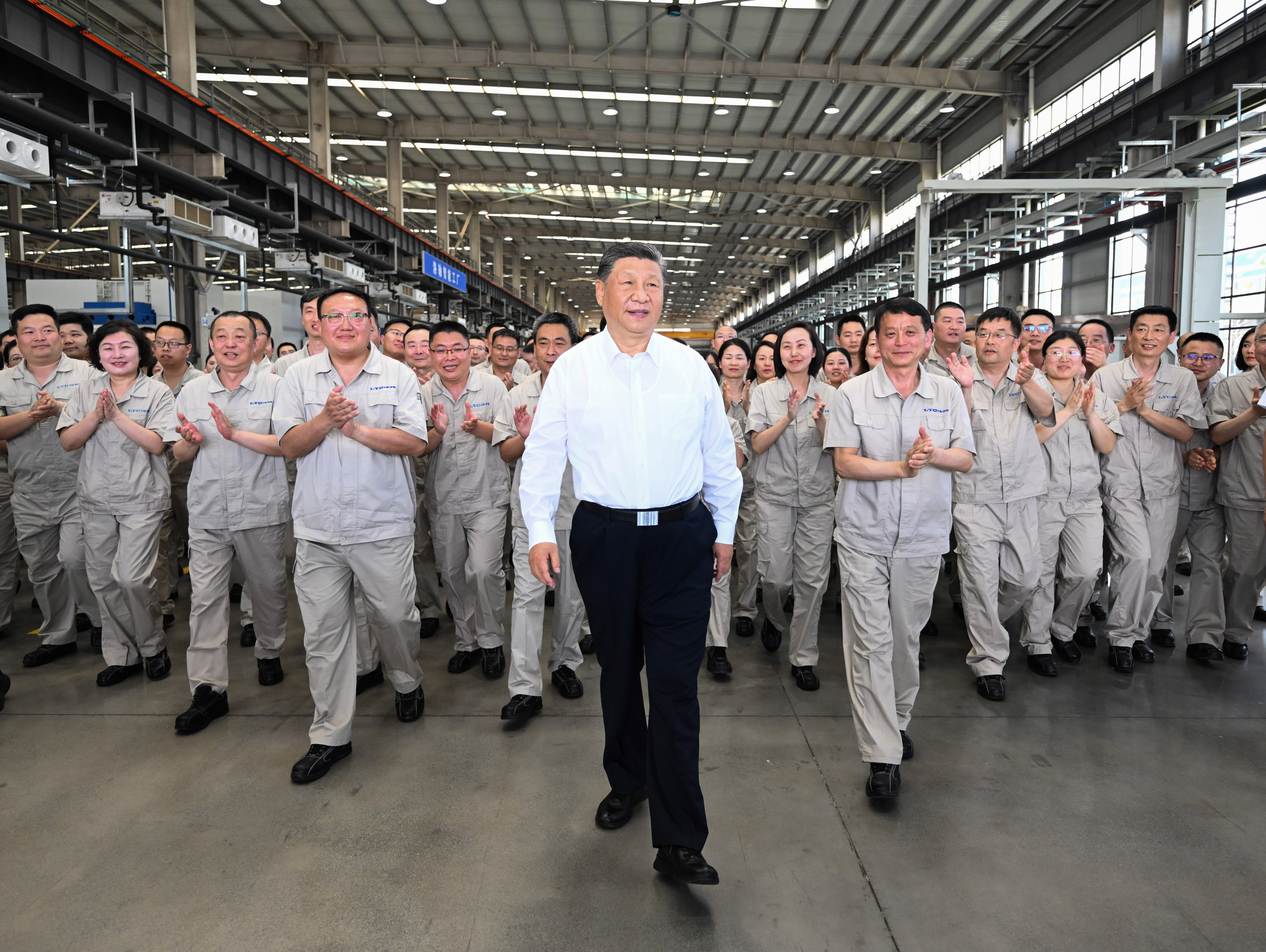 月19日至20日，中共中央總書記、國(guó)家主席、中央軍委主席習(xí)近平在河南考察。這是19日下午，習(xí)近平在洛陽(yáng)軸承集團(tuán)股份有限公司智能工廠考察時(shí)，同企業(yè)職工在一起。新華社記者 燕雁 攝