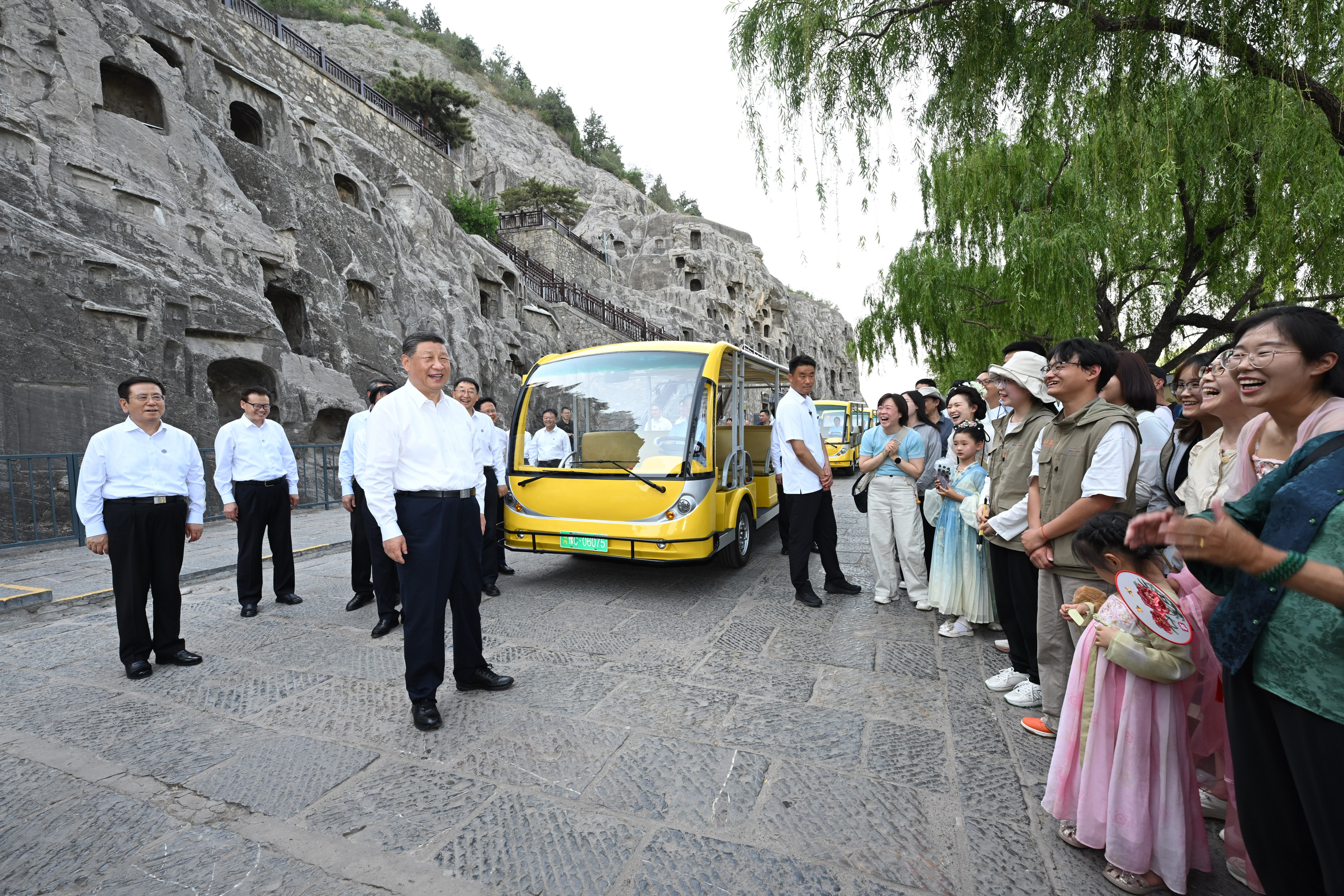 5月19日至20日，中共中央總書記、國(guó)家主席、中央軍委主席習(xí)近平在河南考察。這是19日下午，習(xí)近平在洛陽(yáng)龍門石窟考察時(shí)，同游客親切交流。新華社記者 謝環(huán)馳 攝
