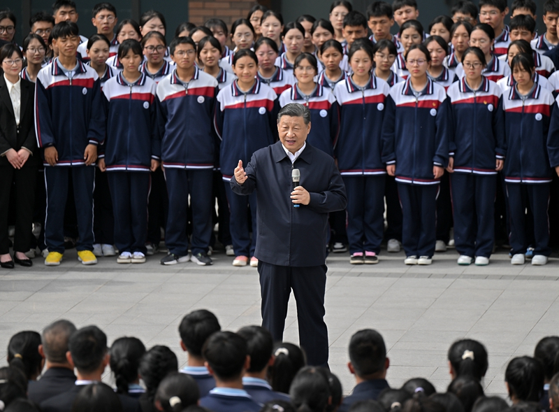 2024年6月18日，習近平總書記在青海果洛西寧民族中學考察時，同師生們親切交流。