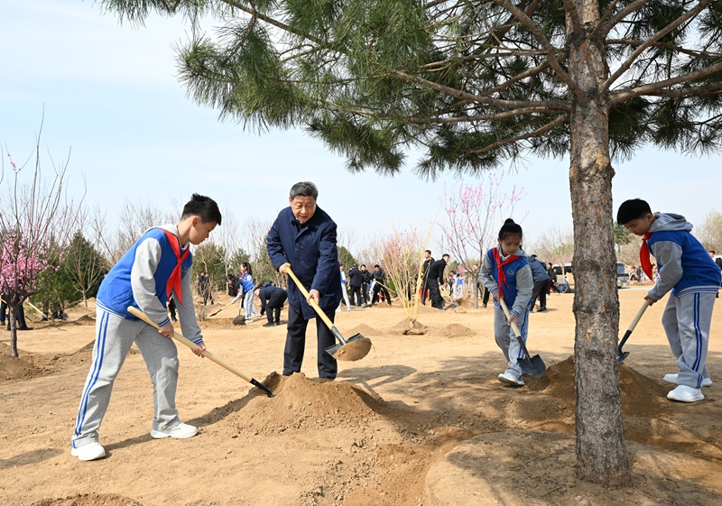 2025年4月3日，習(xí)近平總書記來到北京豐臺區(qū)永定河畔參加首都義務(wù)植樹活動。