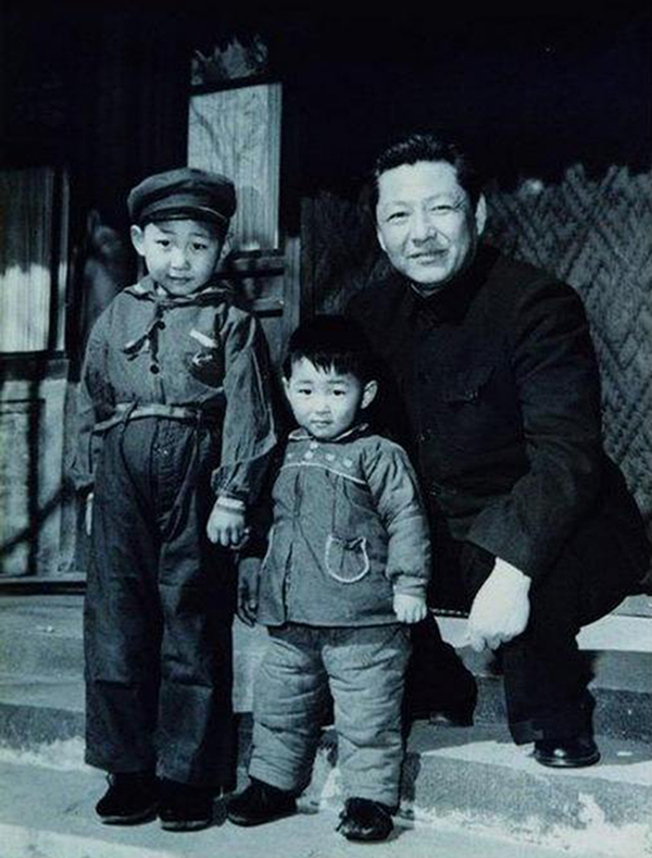 1958年，習仲勛與兒子習近平、習遠平在一起。