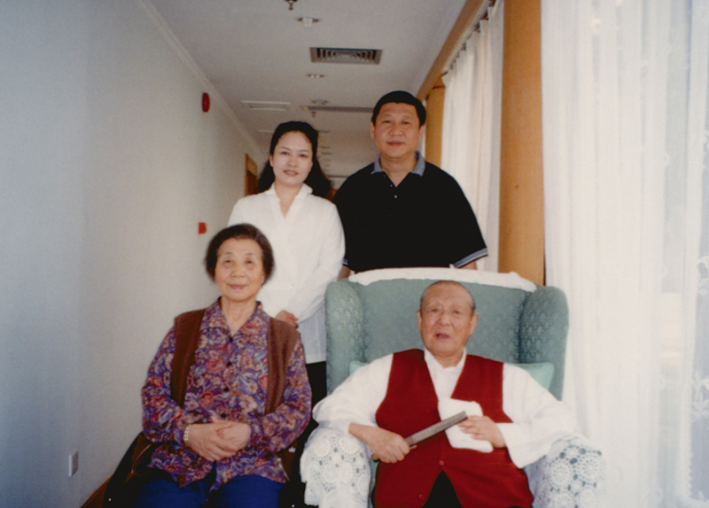 習近平與夫人彭麗媛同父親習仲勛、母親齊心的合影。