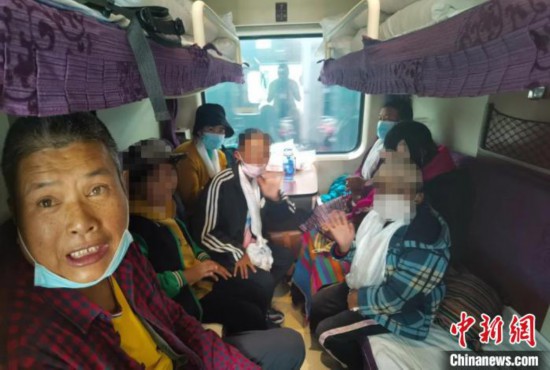 圖為乘坐Z266次列車(chē)的西藏先心病患兒和陪同人員。拉薩車(chē)站 供圖