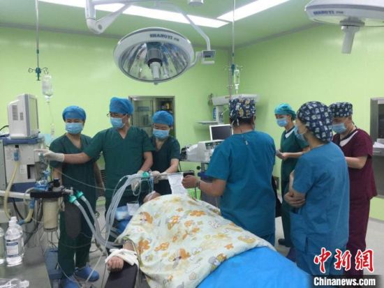 圖為馬少元(左二)為患者做手術。青海省第四人民醫(yī)院供圖