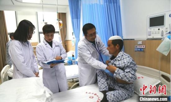 圖為馬少元(右二)為患者做檢查。青海省第四人民醫(yī)院供圖