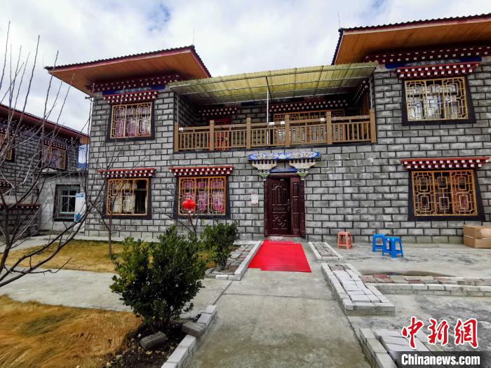 圖為林芝米林縣羌納鄉(xiāng)西嘎村村民家家戶戶發(fā)展庭院經(jīng)濟(jì)，院內(nèi)種滿了各種果樹?！≮w延 攝