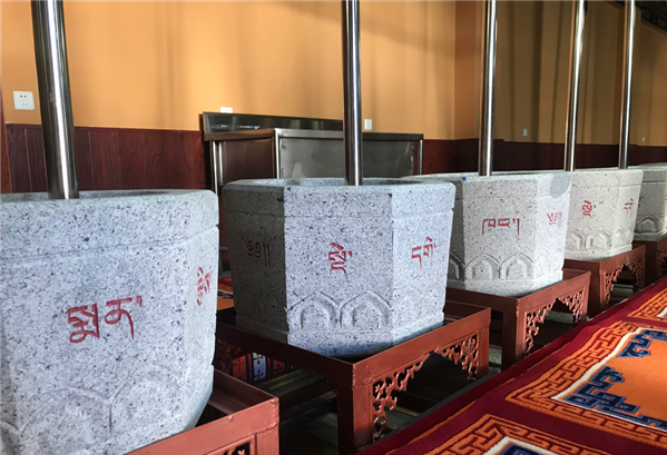 圖為藏醫(yī)院的藏藥加工地。.png