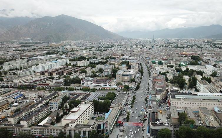 8月10日無人機(jī)拍攝的拉薩城市一景。新華社記者 王益亮 攝.jpg