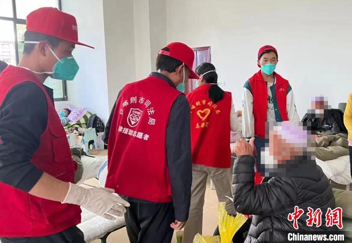 圖為得到妥善安置周到的服務(wù)，患者向志愿者豎起大拇指?！∪湛t市委宣傳部供圖