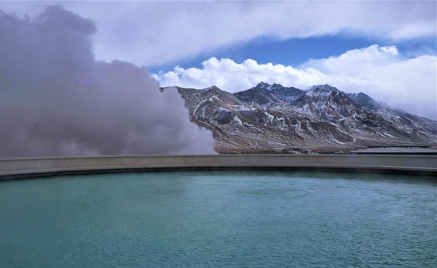 羊八井的一處溫泉和遠處的雪山。新華社記者 普布扎西攝.jpg