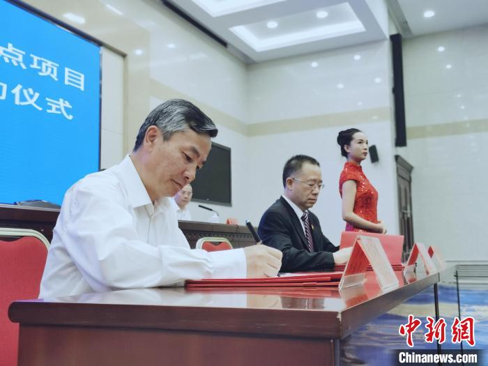 圖為青海省副省長匡湧(左)簽訂合作共建區(qū)域醫(yī)療中心框架協(xié)議。　張?zhí)砀?攝