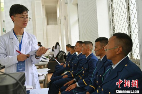圖為研究團(tuán)隊(duì)成員登記消防員信息?！≮w朗 攝