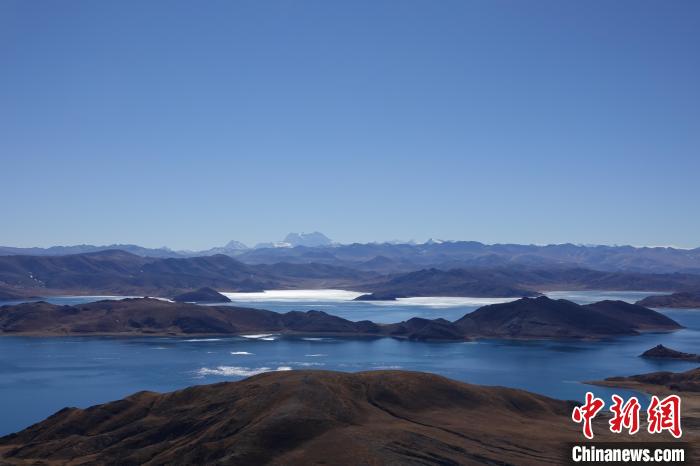圖為從海拔約5000米的魯日拉觀景臺(tái)俯瞰羊湖?！∪轿木?攝