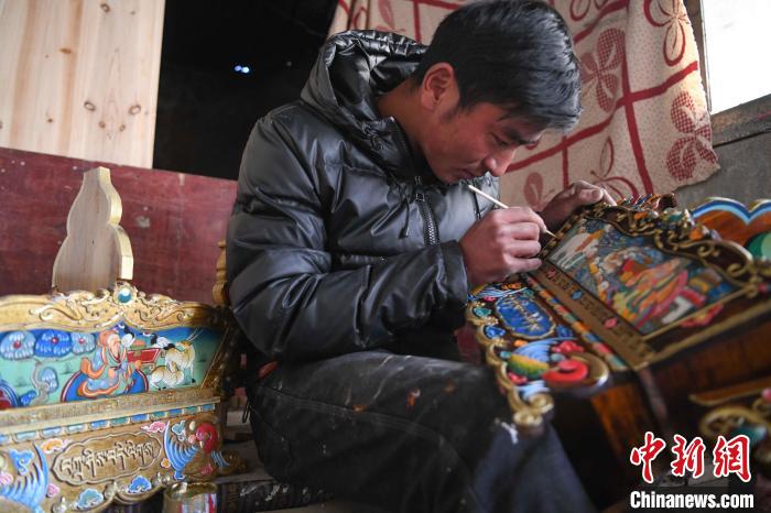 圖為拉薩手藝人制作年貨“切瑪盒”?！∝暩聛硭?攝