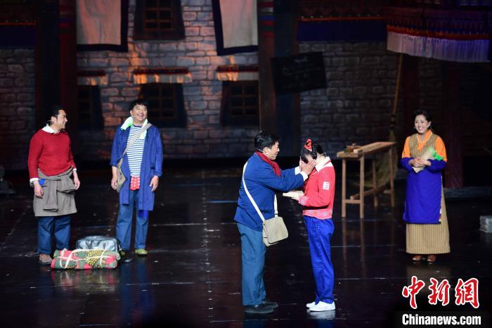 圖為西藏本土話劇《八廓街北院》演出現(xiàn)場(chǎng)?！∝暩聛?lái)松 攝