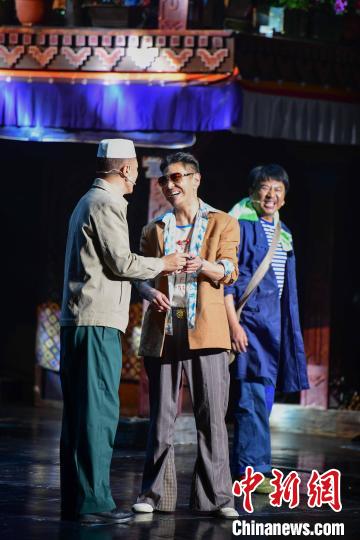 圖為西藏本土話劇《八廓街北院》演出現(xiàn)場(chǎng)?！∝暩聛?lái)松 攝
