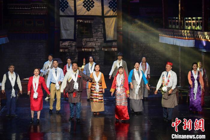 圖為西藏本土話劇《八廓街北院》演出現(xiàn)場(chǎng)?！∝暩聛?lái)松 攝