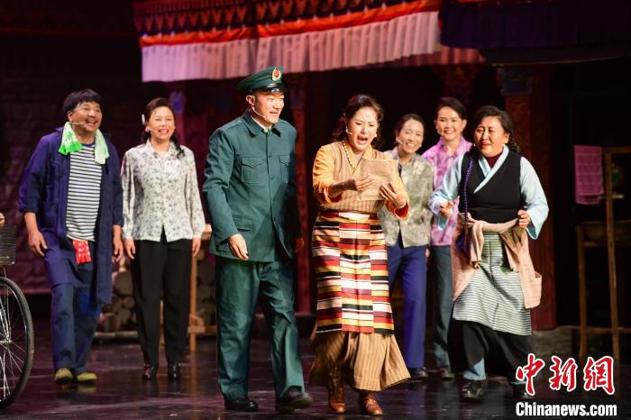 圖為西藏本土話劇《八廓街北院》演出現(xiàn)場(chǎng)?！∝暩聛?lái)松 攝