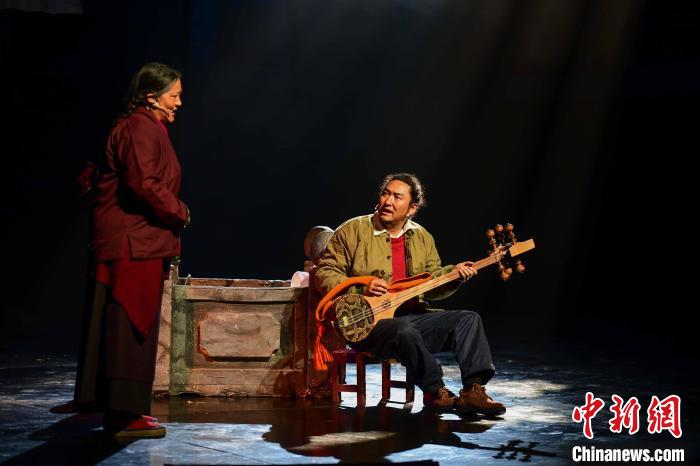 圖為西藏本土話劇《八廓街北院》演出現(xiàn)場(chǎng)。　貢嘎來(lái)松 攝