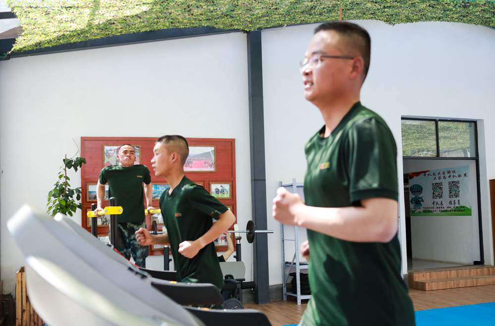 官兵正在新配發(fā)的跑步機上運動。