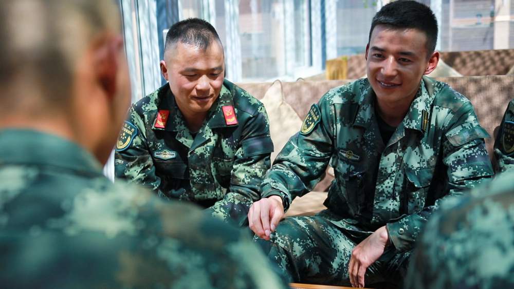 官兵正在陽光棚內(nèi)優(yōu)雅的環(huán)境中下象棋。