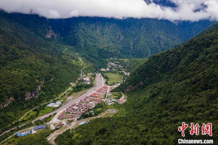 西藏山南勒布溝風(fēng)光。　江飛波 攝
