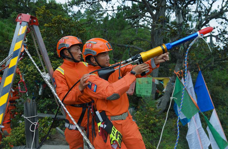 發(fā)射拋投器 。西繞拉翁攝