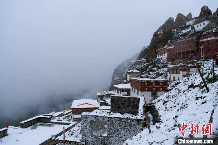 位于孜珠山頂?shù)乃聫R被云霧環(huán)繞，猶如仙境。　江飛波 攝