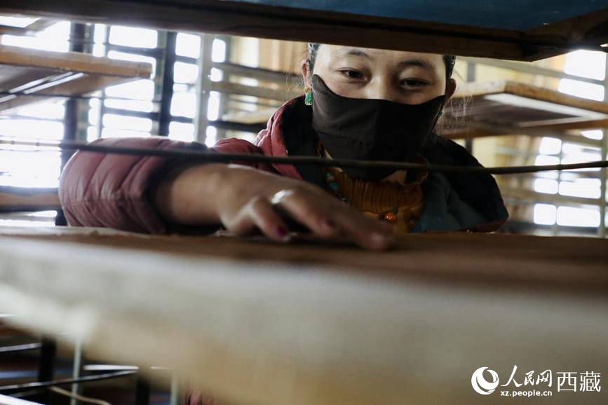 晾曬制作好的藏香。人民網(wǎng)記者 次仁羅布攝