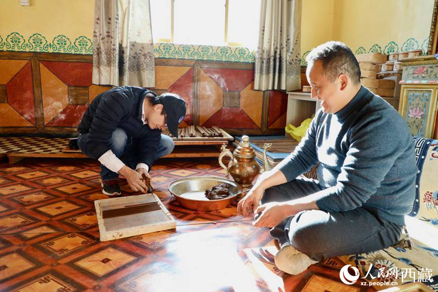 游客正在學(xué)習(xí)制作藏香。人民網(wǎng) 記者次仁羅布攝