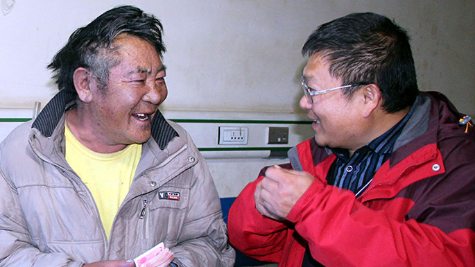 6、這是中國石化援藏干部王鵬雁（右）來到???結(jié)對子”幫扶對象的扎扎（左）家中，為他妻子英秋治病送去自掏腰包的??????需的治療費（扎??2014??7??9日攝）_副本.jpg