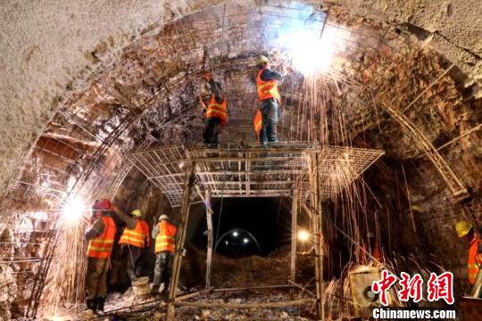 圖為施工人員正在進(jìn)行隧道支護(hù)焊接作業(yè)?！￡悤?攝