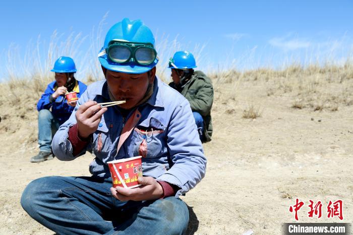 青海藏鄉(xiāng)脫貧致富見聞：“電通了，日子也富裕了”