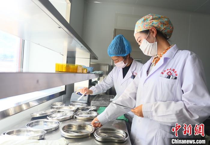 7月下旬，夏河縣人民醫(yī)院醫(yī)生進(jìn)行手術(shù)用具的消毒清潔?！「哒?攝