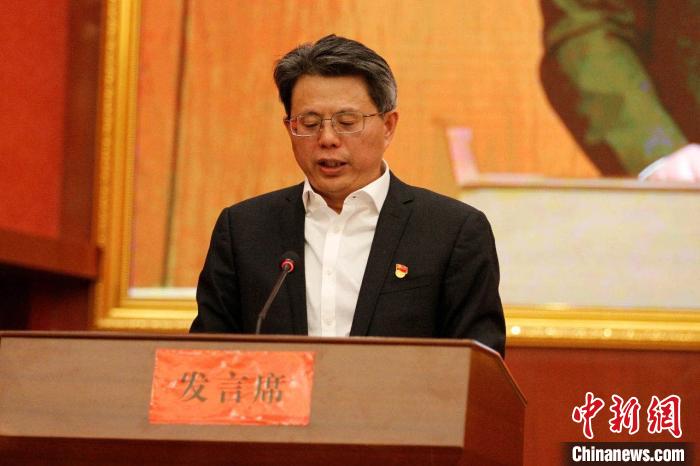 圖為果洛州委常委、副州長、上海市援青聯(lián)絡(luò)組組長馮志勇總結(jié)對口支援十年工作?！」逯菸麄鞑抗﹫D 攝
