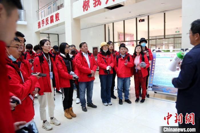 圖為中外媒體采訪三江源國(guó)家公園瀾滄江源園區(qū)生態(tài)保護(hù)成效?！?zhí)砀?攝