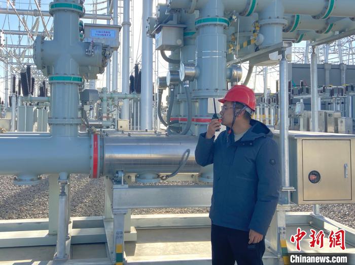 圖為國網(wǎng)青海檢修公司專業(yè)人員在沙柳變電站驗收設(shè)備?！√岂?攝