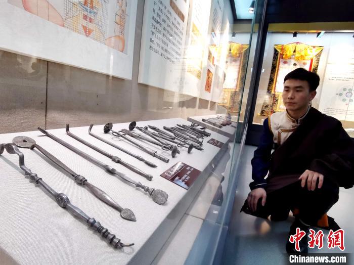 圖為陳展的藏醫(yī)手術(shù)器械?！?zhí)砀?攝