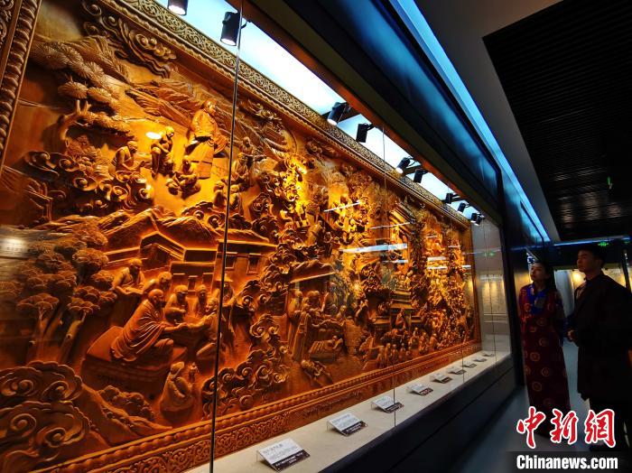 圖為青海大學(xué)民族醫(yī)學(xué)博物館陳展的歷代知名藏醫(yī)浮雕?！?zhí)砀?攝