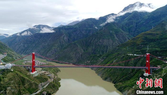 圖為雅康高速瀘定大渡河大橋。　劉忠俊 攝