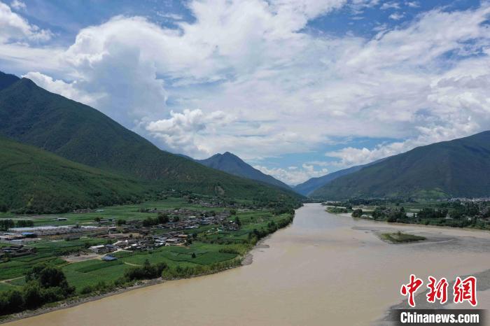 圖為航拍金江鎮(zhèn)，農(nóng)田里綠意盎然?！⑷疥?攝