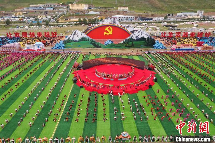 圖為玉樹藏族自治州成立70周年慶祝大會現(xiàn)場。　馬銘言 攝
